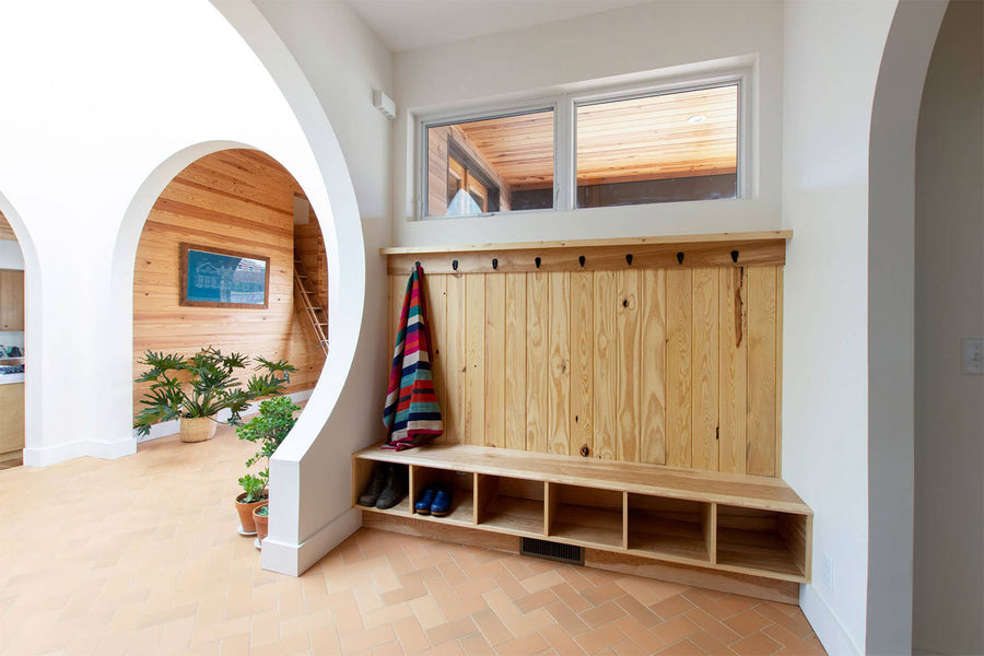 A Keyhole Entrance Is an Awe-Inspiring Way to Hide Hallway Clutter