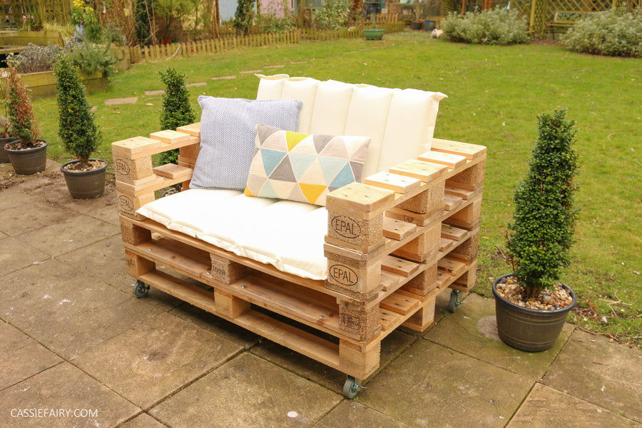 How to DIY your own outdoor sofa from four old pallets